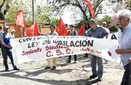 eduardo-ojeda-d-con-un-grupo-de-obreros-ayer-durante-la-protesta-contra-el-proyecto-de-ley-de-pensiones--211545000000-1745892.jpg