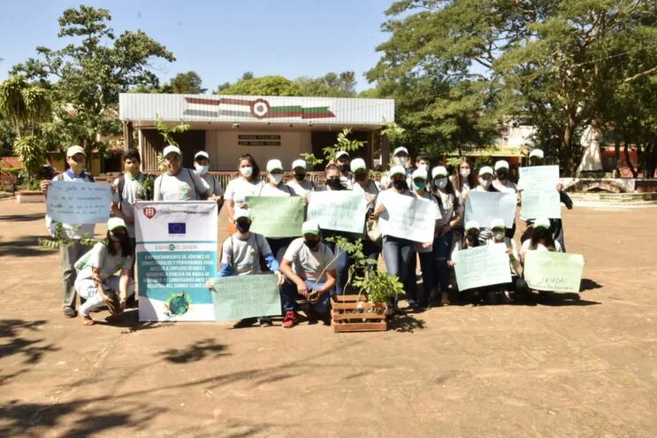 Integrantes de la organización Espacio Joven de San Ignacio realizan campaña de educación en defensa del medio ambiente.