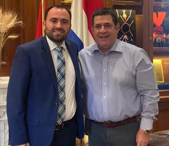 Jorge Bogarín  Alfonso junto al expresidente Horacio Cartes, en una foto alzada en las redes sociales.