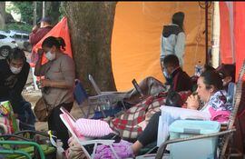 Familiares de pacientes internados en el Ineram acampan frente al hospital en espera de recetas.