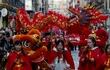 -FOTODELDIA- VALENCIA, 03/02/2024.- Varias personas participan en las celebraciones del Año Nuevo chino en Valencia.