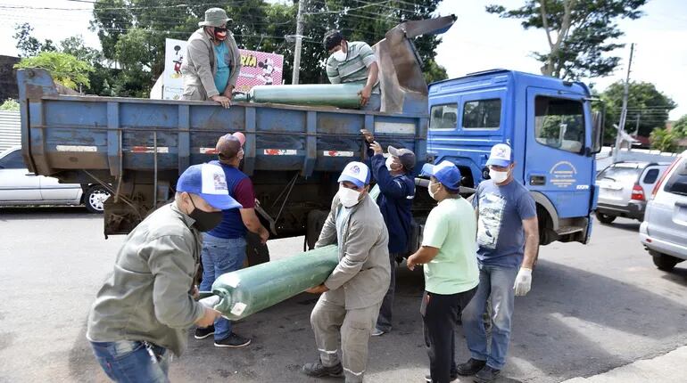 Un camión de la Municipalidad de Villa Elisa haciendo entrega de balones de oxígeno al hospital.