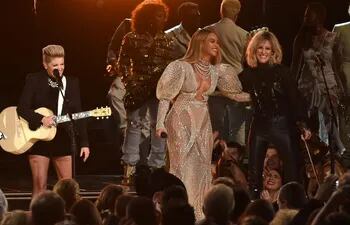 beyonce-performs-onstage-with-martie-maguire-of-dixie-chicks-90242000000-1518941.JPG