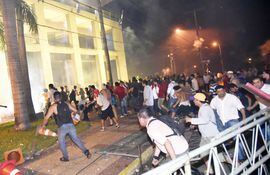 Luego de la quema del Congreso se iniciaron las represiones de la Policía en las calles de Asunción.