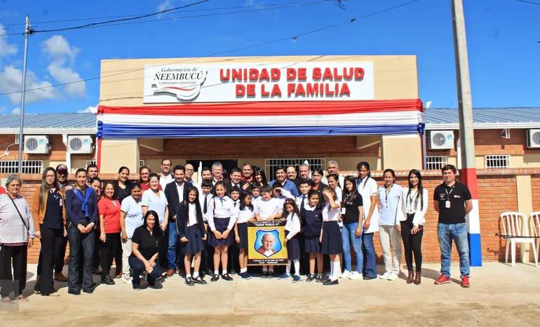 Vecinos, estudiantes y autoridades locales, departamentales y funcionarios de salud posaron frente a la nueva instalación de la USF del barrio San Pablo II de Pilar.