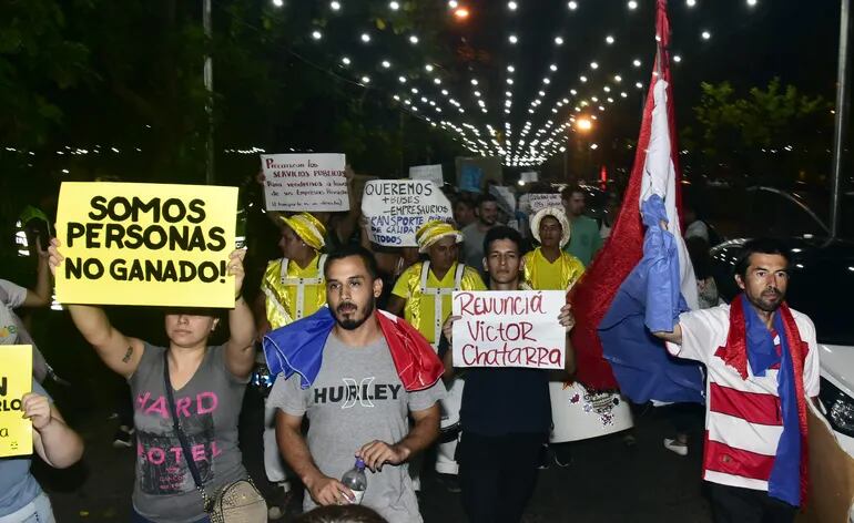 Manifestantes protestando contra las condiciones del sistema de transporte público, el pasado viernes en Asunción.