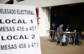 Preparativos en el centro de votación Estadio Nacional, en la comuna de Ñuñoa, para las elecciones del Consejo Constitucional que se llevaran a cabo este 7 de mayo, en Santiago, Chile.