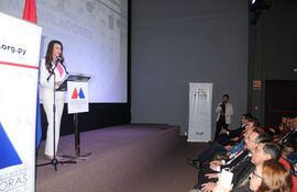 Carina Daher, presidenta de la Cámara de Empresas Maquiladoras del Paraguay, durante su presentación.