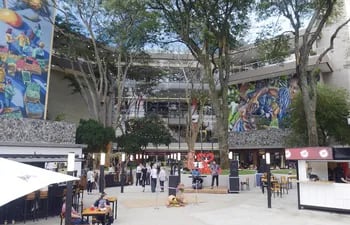 La Plaza Mariscal es el nuevo espacio habilitado en el Shopping Mariscal, donde las personas pueden disfrutar de un lugar confortable al aire libre.
