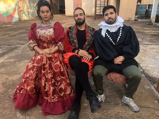 Aurora Aquino, Cristian Benítez y César Correa, actores  que encarnarán a los personajes de la obra teatral.