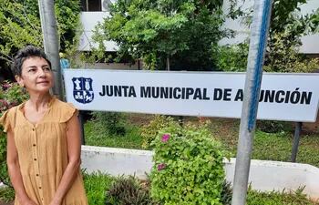 Marisol Pecci, frente a la junta municipal.