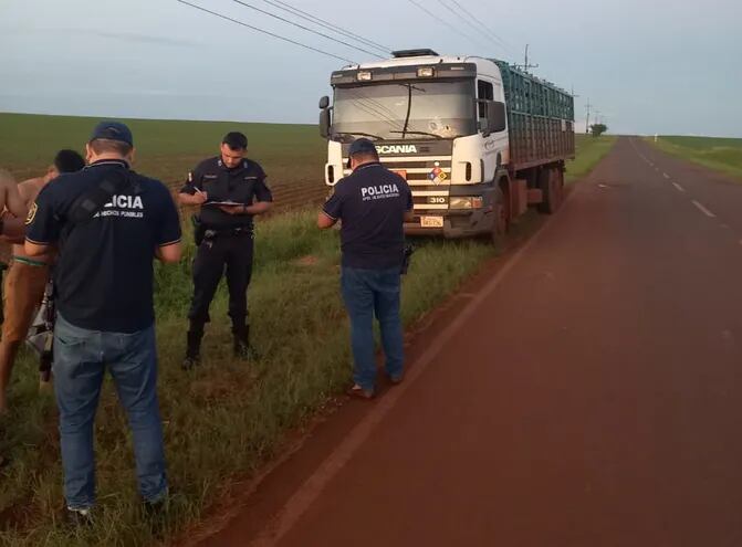 Las víctimas circulaban en un camión Scania, que fue baleado por los asaltantes.