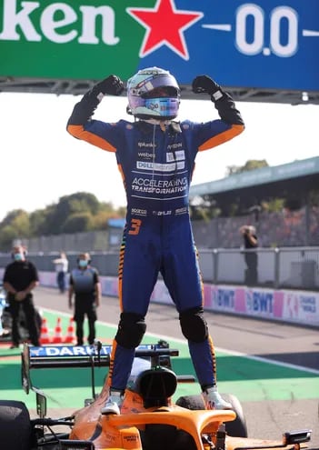 El australiano de McLaren, Daniel Ricciardo, celebra su triunfo en Monza (EFE).
