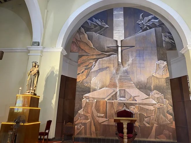 Imponente retablo de la Catedral de Encarnación realizado por Carlos Colombino en 1987. Foto de Aldo Rojas.