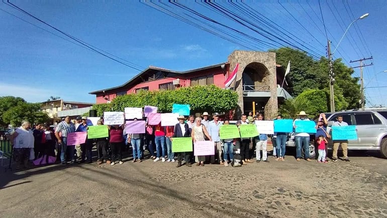 Integrantes de la Coordinadora Yataity Solidario y otros pobladores acompañaron a los denunciantes hasta la fiscalía de Santaní donde realizaron una manifestación de repudio contra los denunciantes