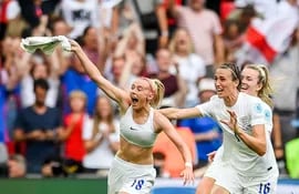 La inglesa Chloe Kelly se quita la camiseta para festejar el gol de la clasificación.