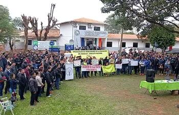 Educadores se manifestaron en la mañana de este miércoles frete al IPS de Curuguaty, donde denunciaron que "hasta jeringas", son obligados a comprar