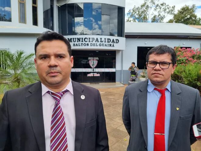 Fiscales Oscar Paredes y Ramón Ferreira, responsables del allanamiento de la Municipalidad de Saltos del Guairá