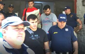 Héctor Grau, quien lleva una almohada, y Marcello Fretes, con remera negra, fueron llevados hoy a la cárcel de Tacumbú.