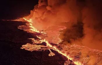 Fotografía cedida por Defensa Civil de Islandia donde se observa una erupción volcánica al norte de Grindavík (Islandia).