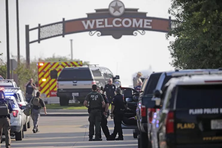 Personal de emergencia trabaja en la escena de un tiroteo en Allen Premium Outlets el 6 de mayo de 2023 en Allen, Texas.