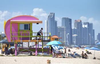 La historia de Miami Beach es la de sus playas bajo un invencible verano y la icónica imagen de sus coloridos puestos de socorristas.
