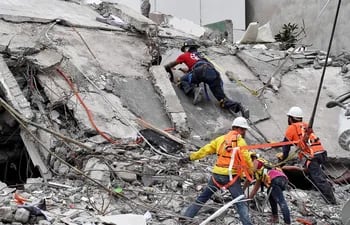 rescatistas-siguen-trabajando-en-los-escombros-de-los-edificios-caidos-por-el-sismo-en-mexico-que-dejo-273-victimas-fatales-y-mas-de-100-desaparecido-203514000000-1631071.jpg