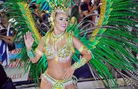 coloridas-plumas-brillo-baile-y-alegria-en-el-carnaval--215311000000-1550103.jpg