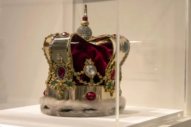 La corona de Freddie Mercury expuesta en la casa de subastas Sotheby's en Nueva York.