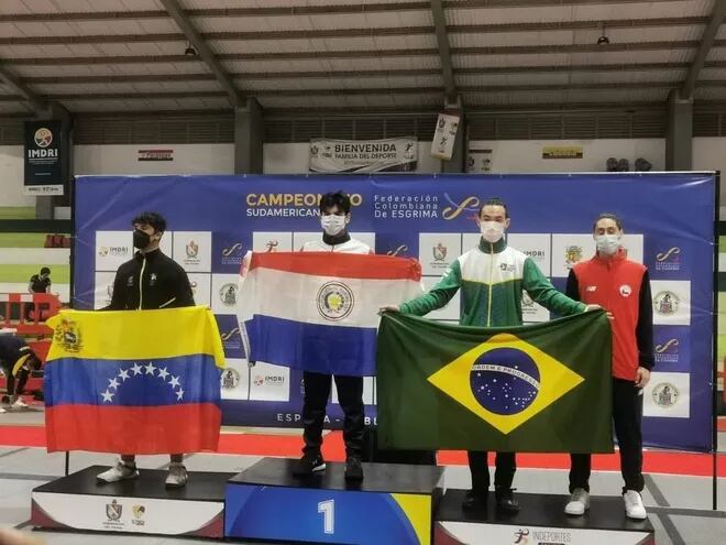 Podio de espada cadetes masculino con Manuel Bernal de Paraguay en lo más alto, campeón y medalla de oro en Colombia.