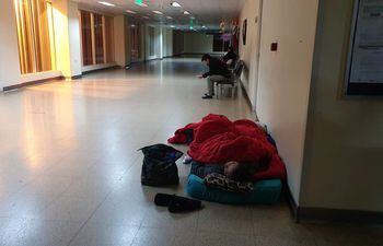 Una mujer duerme en el piso de la sala de espera del IPS de Ciudad del Este. Eran entre las 04:00 y las 05:00 de madrugada.