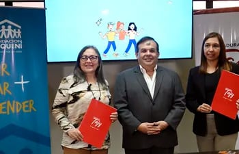 Autoridades de Tajy y Fundación Dequení en la firma del convenio.