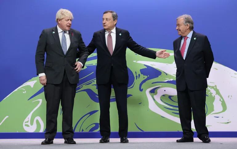 El primer ministro británico, Boris Johnson (i), el primer ministro de Italia, Mario Draghi (C) y el secretario general de las Naciones Unidas, Antonio Guterres (d).
