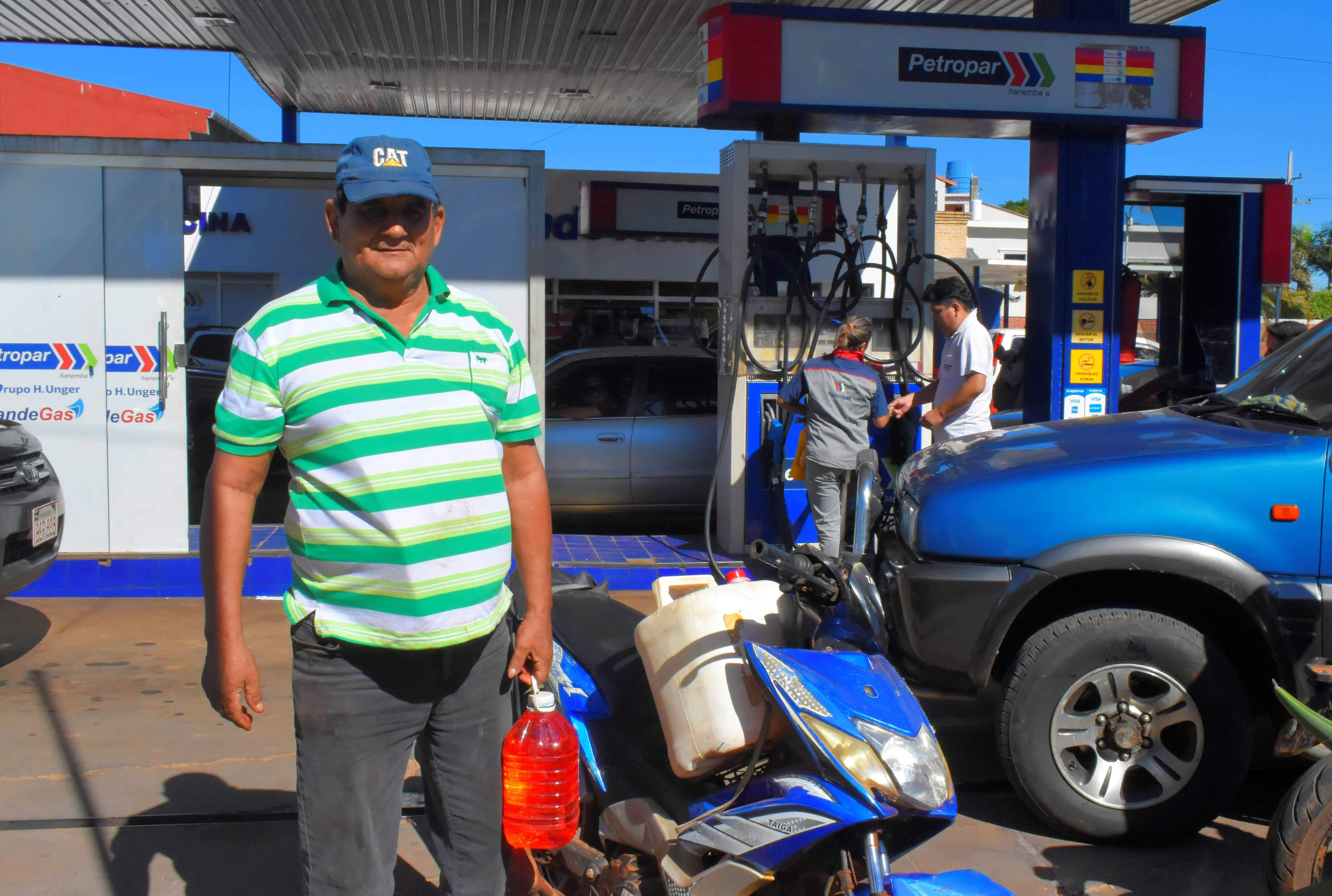 Hasta en bidones cargan combustible en Petropar, en Villarrica, departamento de Guairá.