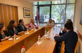 La nueva directiva de la Asociación de Diplomáticos Escalafonados (ADEP) visitó a la senadora colorada oficialista Lilian Samaniego (c).