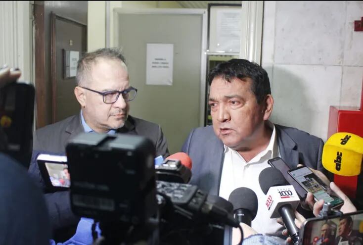 Senador Pedro Santa Cruz y el abogado Jorge Rolón Luna presentan denuncia contra camaristas y jueces afiliados a partidos políticos.