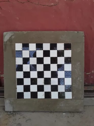 Tablero de ajedrez hecho con granito, obra de los artesanos de Alguito Creaciones de Valle Pucú, Areguá.