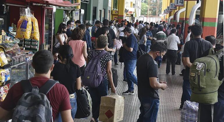 Una aglomeración de personas hubo ayer en la Terminal de Ómnibus de Asunción. Las medidas buscaban evitar eso, pero muchas personas no le hicieron caso a la situación de emergencia.
