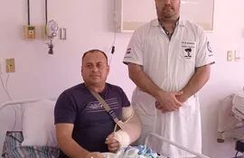 Virino Correa de 43 años paciente a quien lograron salvarle la mano mediante trasplante óseo.