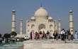 turistas-se-aglomeran-frente-al-taj-mahal-el-11-11-2012-en-agra-india-millones-de-personas-visitan-cada-ano-el-imponente-edificio--103636000000-1700489.jpeg