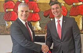 Marc Ostfield se reunió con Santiago Peña, esta mañana, en la vivienda del presidente electo.
