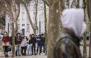 Personas que esperan hacerse la prueba de COVID-19 en Lisboa, Portugal.