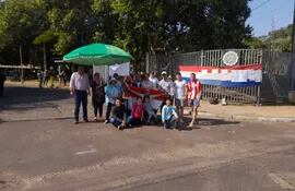 Pobladores del distrito de San Cosme y Damián se manifestaron  frente a los portones de ingreso a las oficinas administrativas de la Entidad Binacional Yacyretá (EBY) en Ayolas