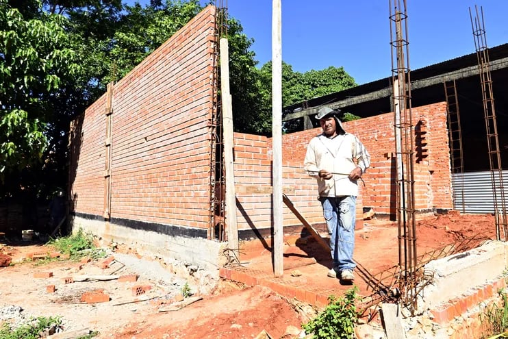 Un solo obrero se encontraba en la construcción de un aula en el Colegio Nacional Santísima Trinidad, en Asunción.