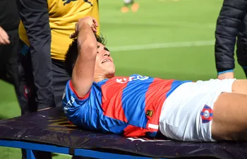 El paraguayo Rodrigo Melgarejo, jugador de Cerro Porteño, se retira lesionado de campo de juego durante el superclásico del fútbol paraguayo con Olimpia por la sexta fecha del torneo Clausura 2023 en el estadio La Nueva Olla, en Asunción.