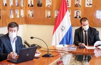 Rolando Sapriza, director; e Iván Haas, viceministro de Economía, durante la conferencia de prensa virtual de ayer.