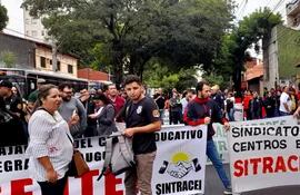 Manifestación realizada ayer por guardiacárceles frente al Ministerio de Justicia, ubicado en Rodríguez de Francia y Estados Unidos.