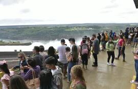 Los visitantes coparon el mirador del vertedero de Itaipú el fin de semana.