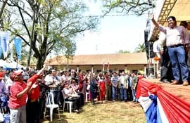 el-presidente-horacio-cartes-en-el-escenario-es-ovacionado-por-pobladores-y-dirigentes-colorados-de-paraguari--204910000000-601827.jpg