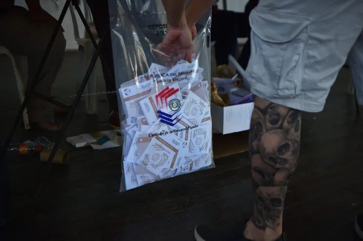 Fotografía de archivo y referencia: una persona depositando su voto durante las elecciones generales del 30 de abril pasado.